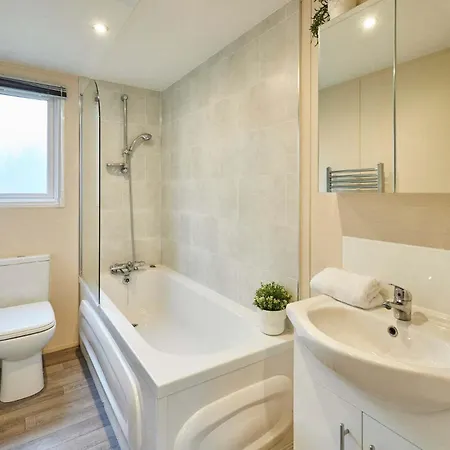 Woodpark With Hot Tub Holiday home