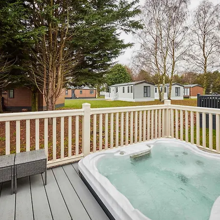Woodpark With Hot Tub