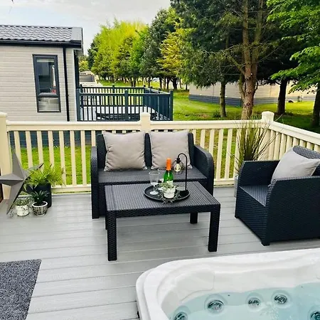 Woodpark With Hot Tub 別荘 *